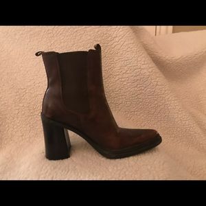 Stunning high heeled short boots